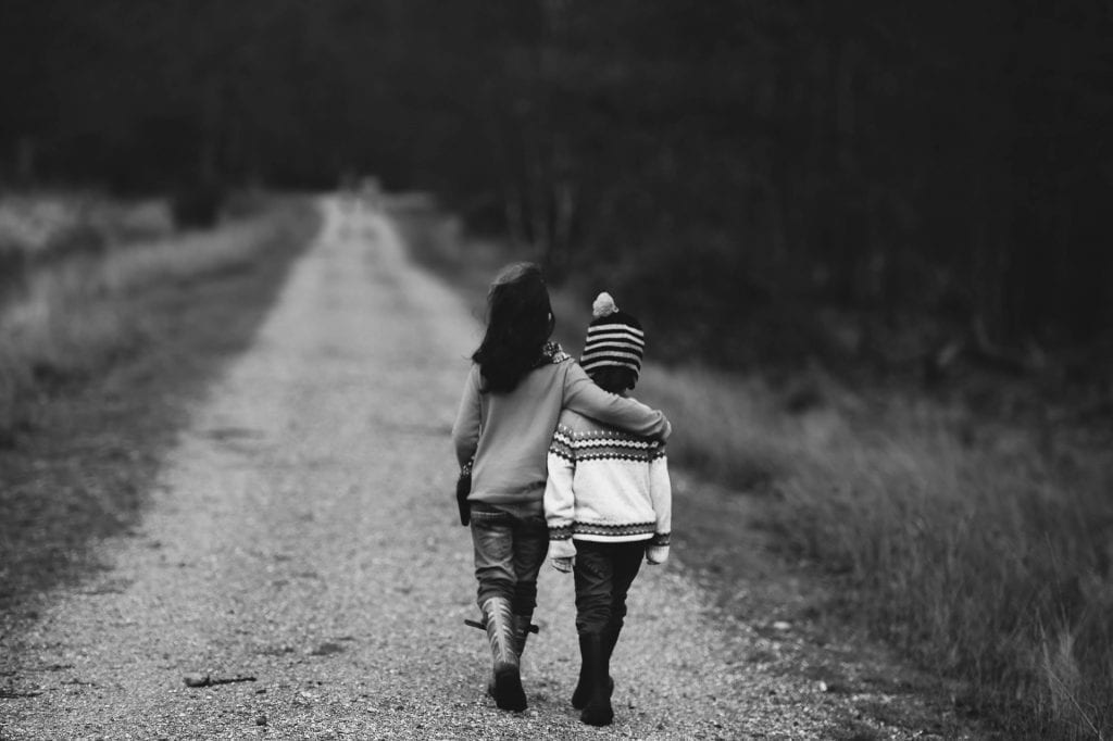 foto in bianco e nero di bambini che passeggiano