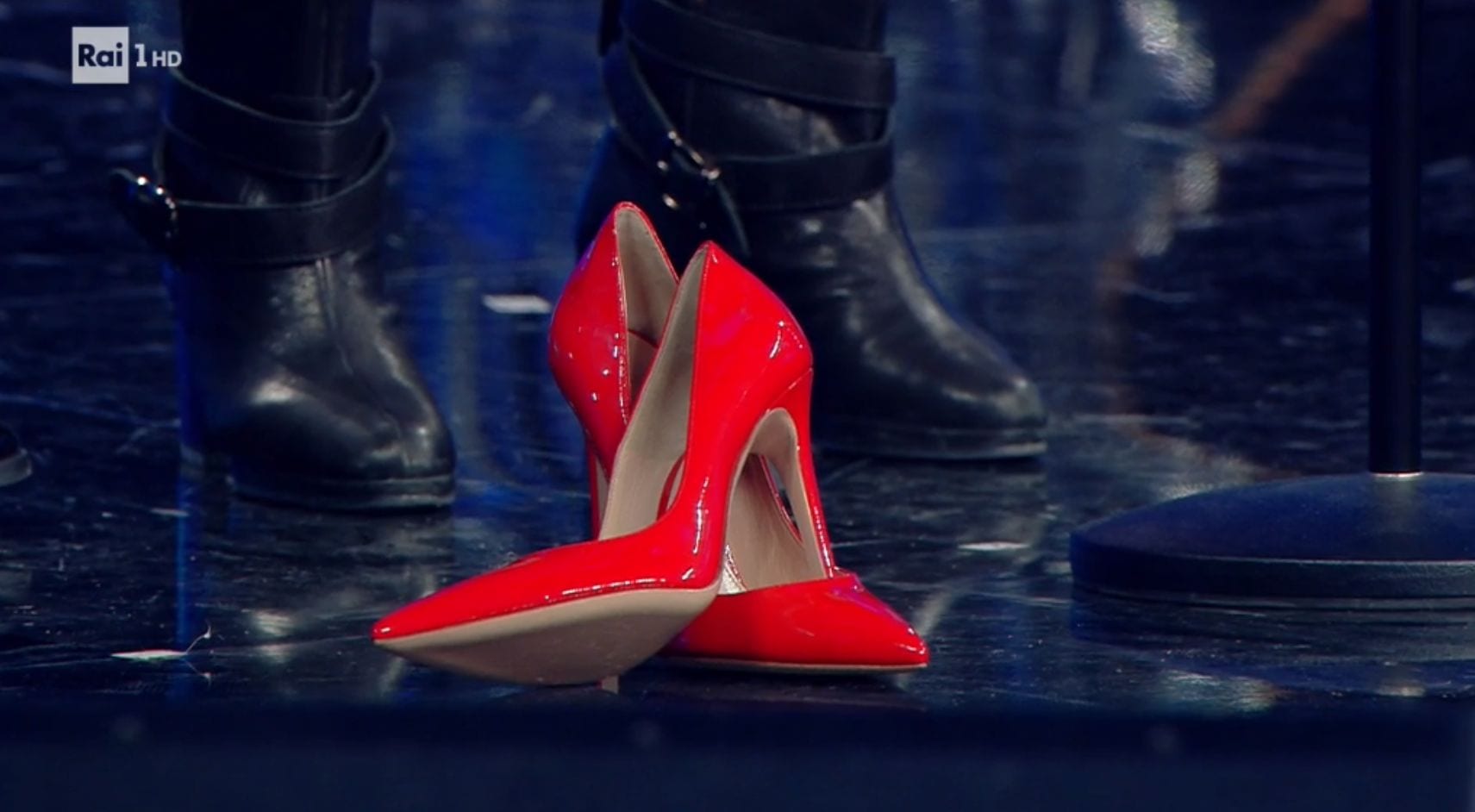Sanremo 2021, prima serata: scarpe rosse