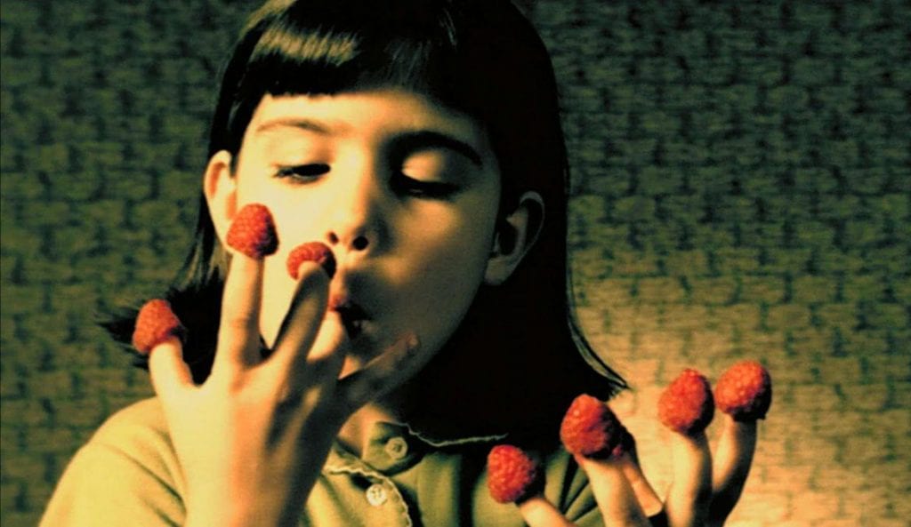 Una bambina che mangia delle fragole