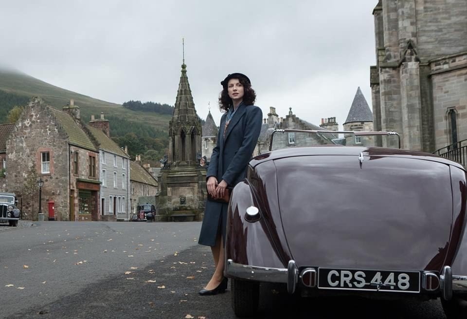Claire a Inverness nell’episodio pilota di Outlander