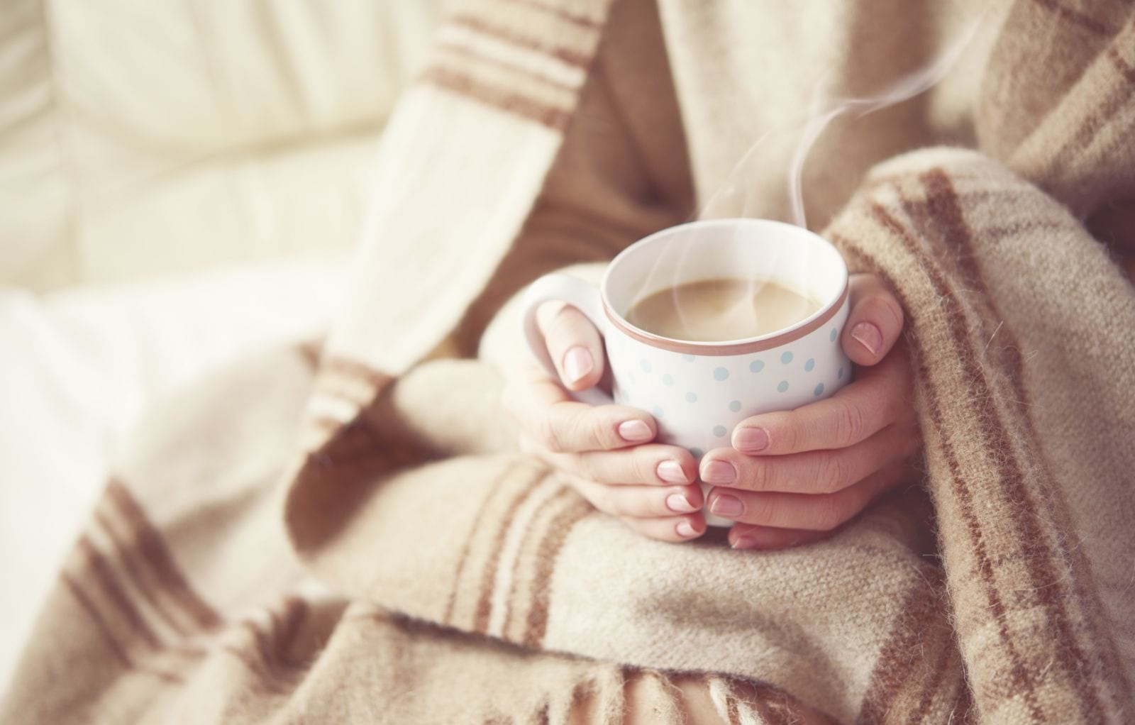 Una tazza di tè e una coperta