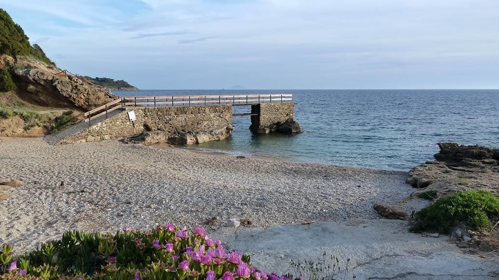 Immagine fuori stagione della Spiaggia degli Stecchi, Isola d'Elba