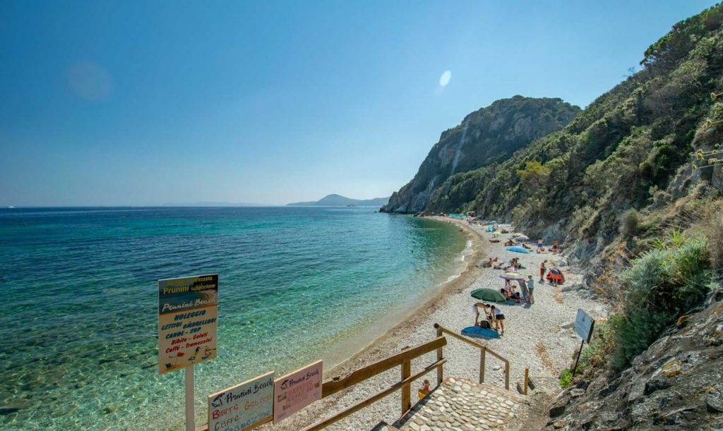 Immagine della spiaggia di Prunini (o Seccione) vista dalle scale utili a raggiungerla