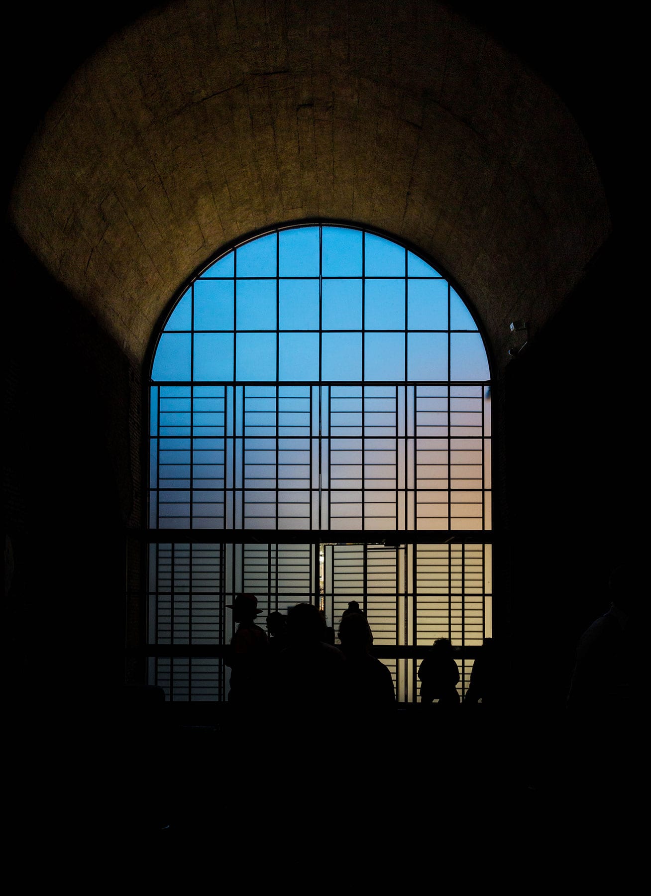 Una vetrata in una foto di Roberto Cotroneo