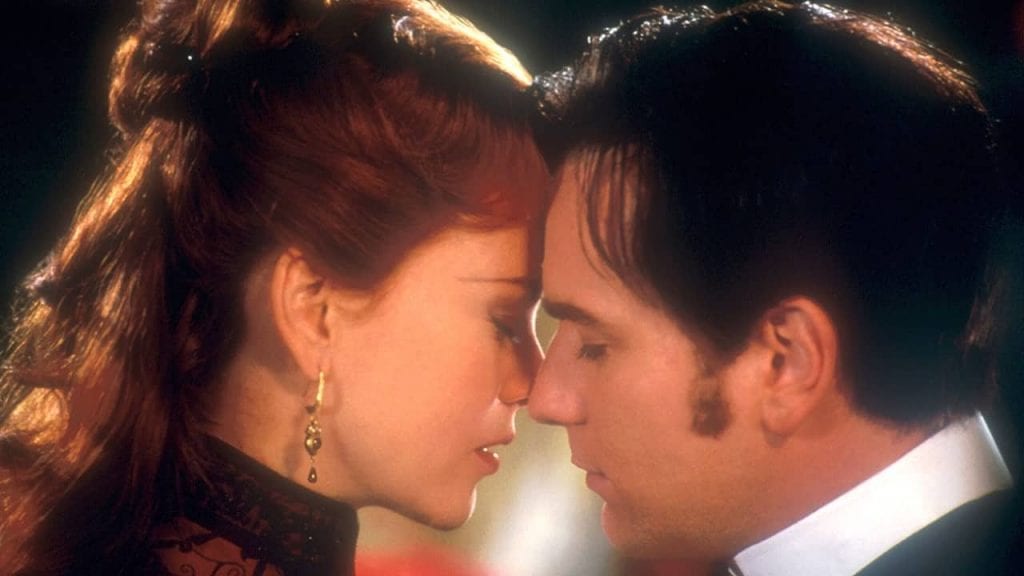 Satine (Nicole Kidman) e Christian (Ewan McGregor) in una scena di Moulin Rouge
