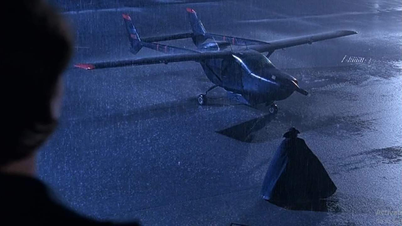 Una scena del film The Nigh Flier - Il volatore notturno